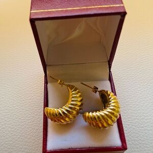 Gorgeous 18k Gold  plated Ribbed Hoop Earrings.Long lasting anti tarnish.